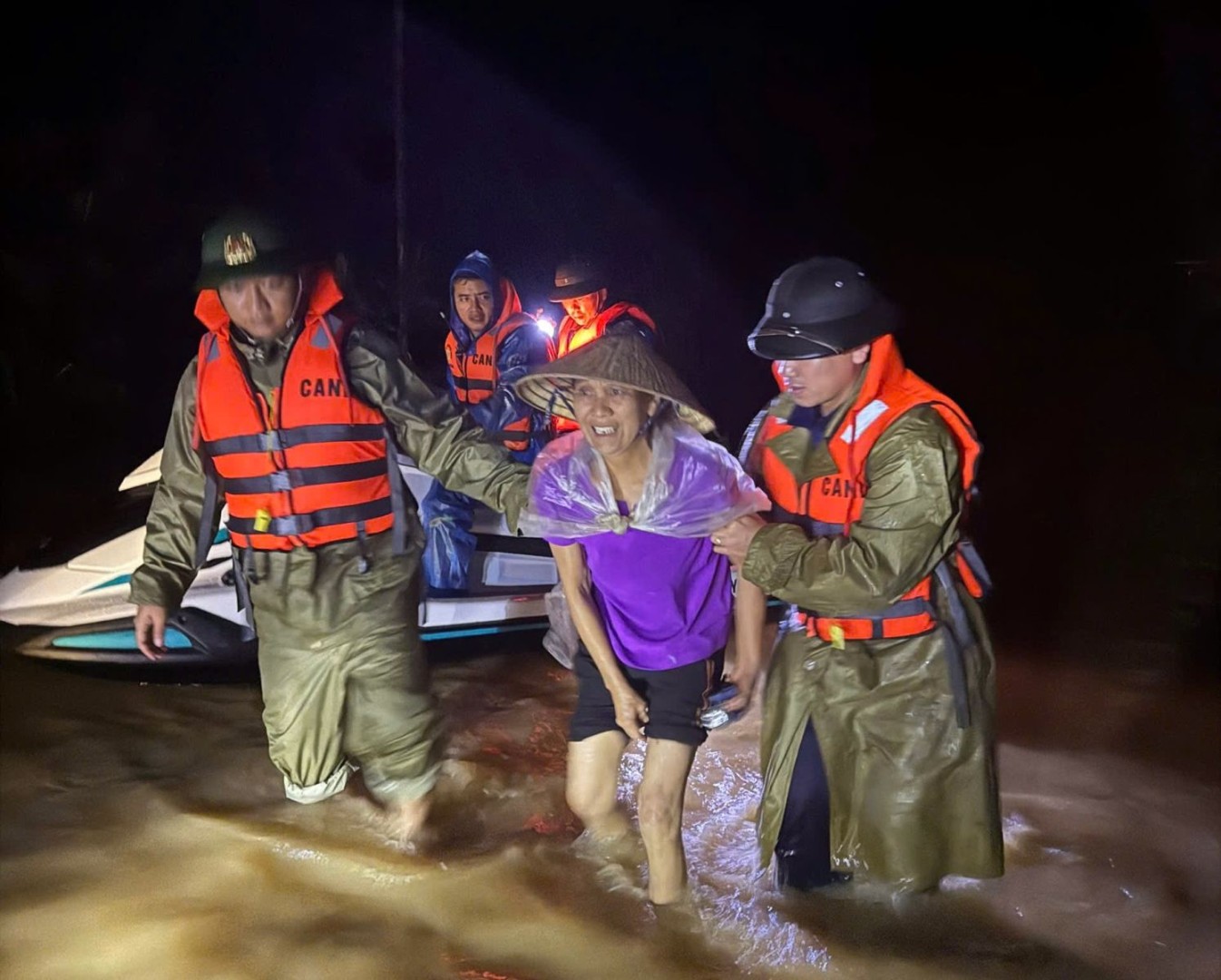 Lực lượng Cảnh sát PCCC và CNCH xuyên đêm giải cứu dân vùng lũ, khắc phục hậu quả do bão số 5