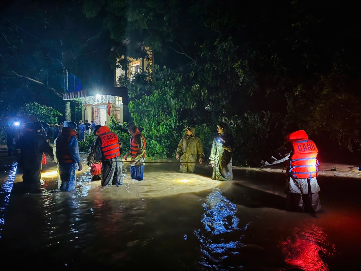 Giải cứu an toàn 3 nạn nhân bị nước lũ cô lập tại xã Sao Vàng