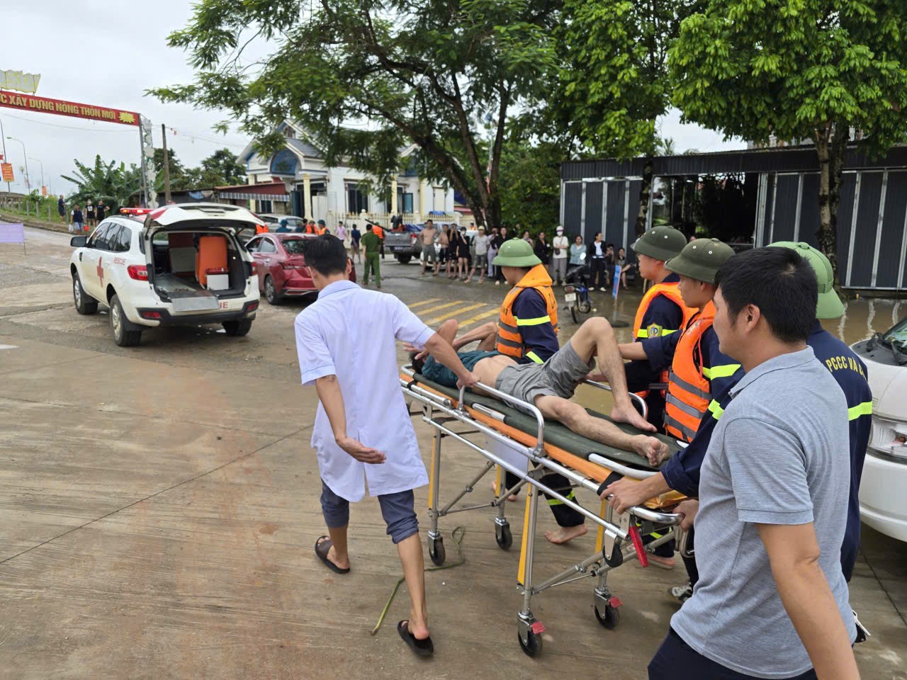 Cảnh sát PCCC và CNCH cứu người dân bị cuốn trôi giữa dòng nước lũ