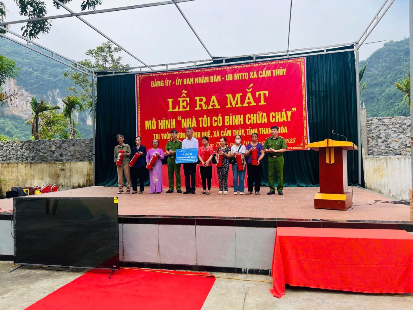 Ra mắt mô hình “Nhà tôi có bình chữa cháy” tại thôn Dương Đình Huệ, xã Cẩm Thủy