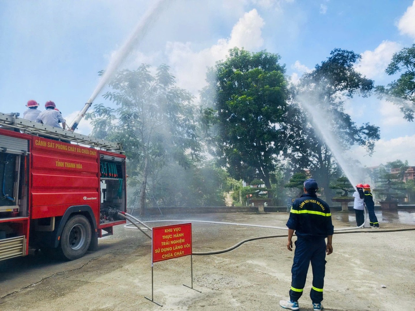 Hơn 3000 học sinh, giáo viên, người dân tham gia trải nghiệm chữa cháy, CNCH tại Trường THPT Thạch Thành