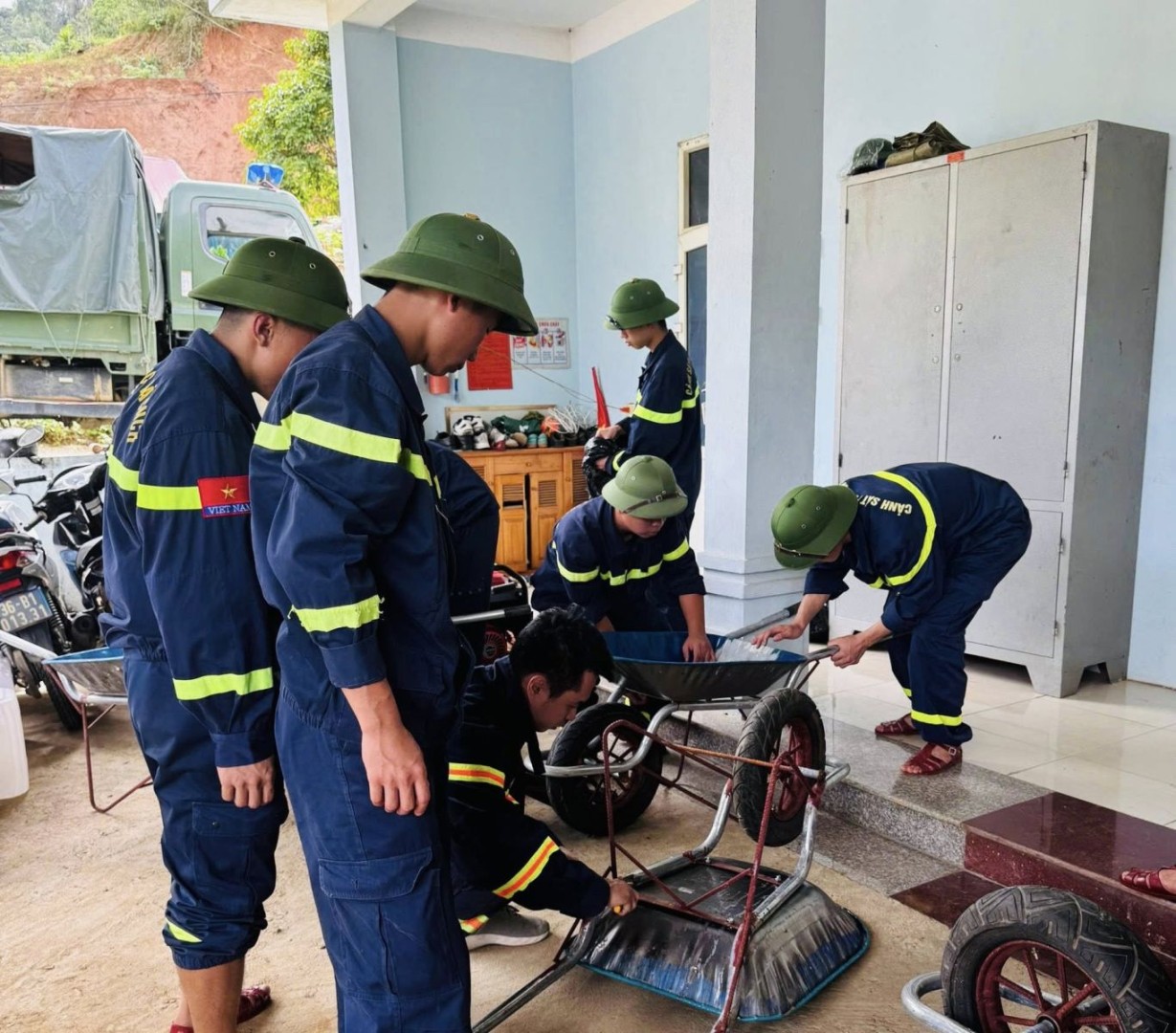 Công an Thanh Hóa phối hợp khắc phục hậu quả mưa bão tại xã Yên Nhân