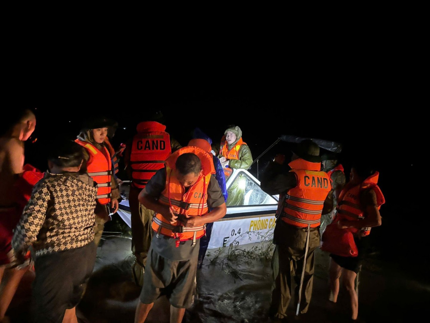 cuộc chạy đua nghẹt thở giải cứu hai ông bà giữa dòng lũ dữ